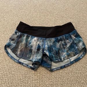 Size 4 lululemon speed up shorts 2.5”